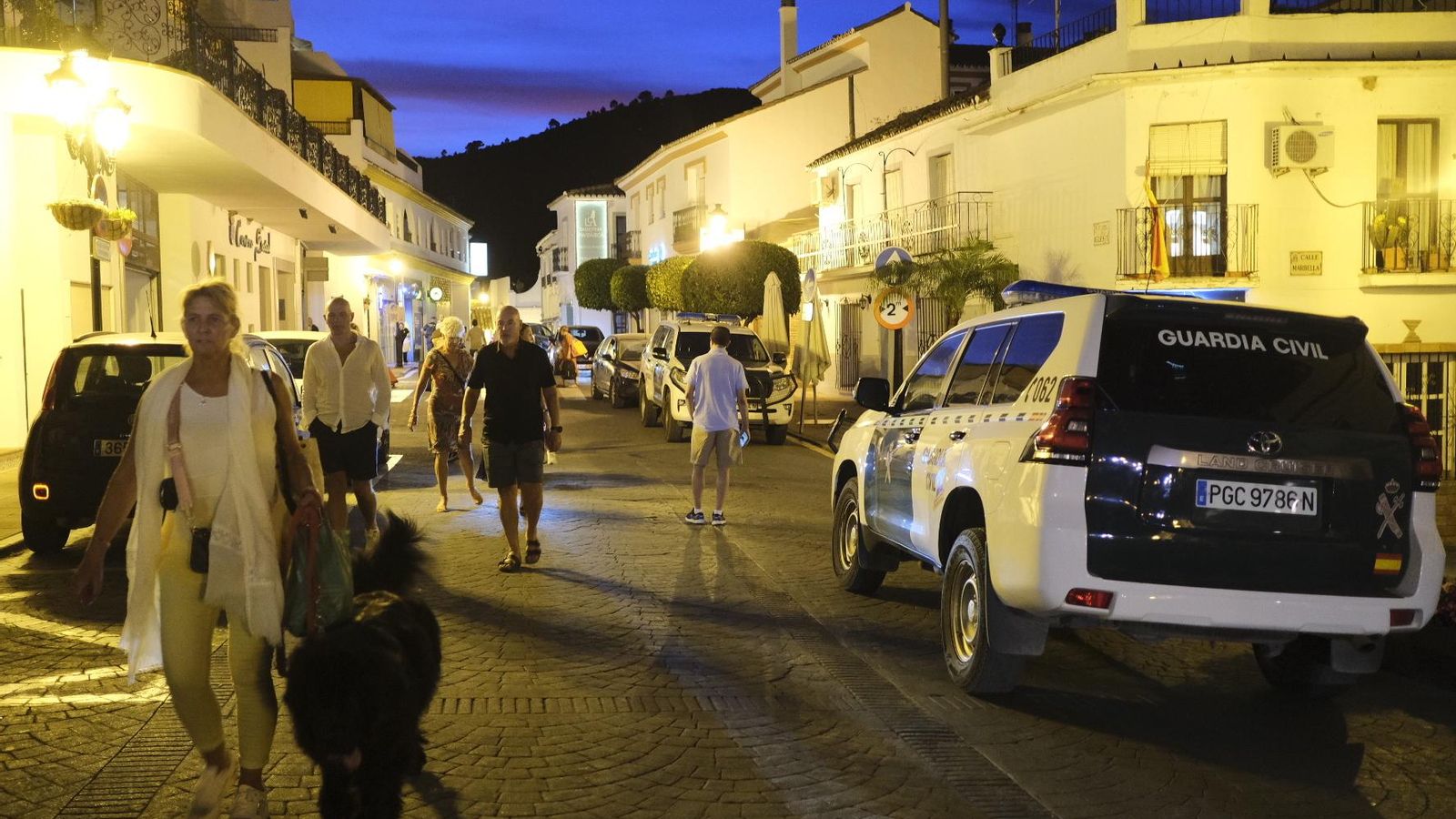 Vecinos desalojan el municipio de Benahavís.