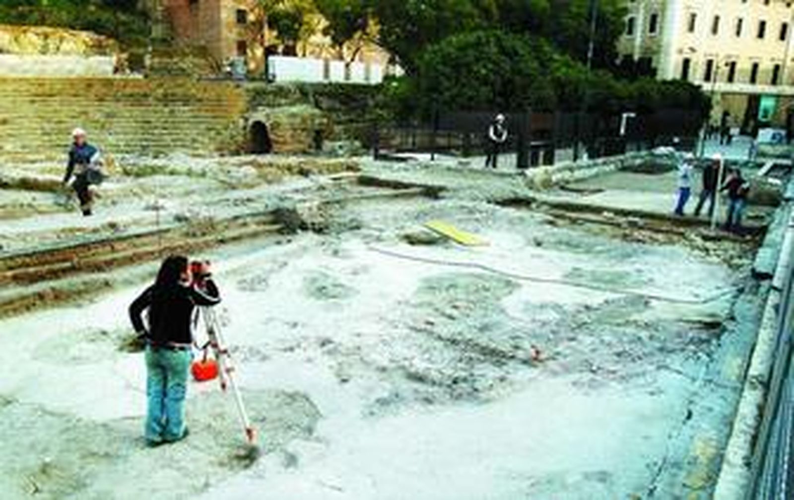 Técnicos del equipo de arqueólogos encargado de las catas trabajaban en la tarde de ayer sobre una calle Alcazabilla levantada.