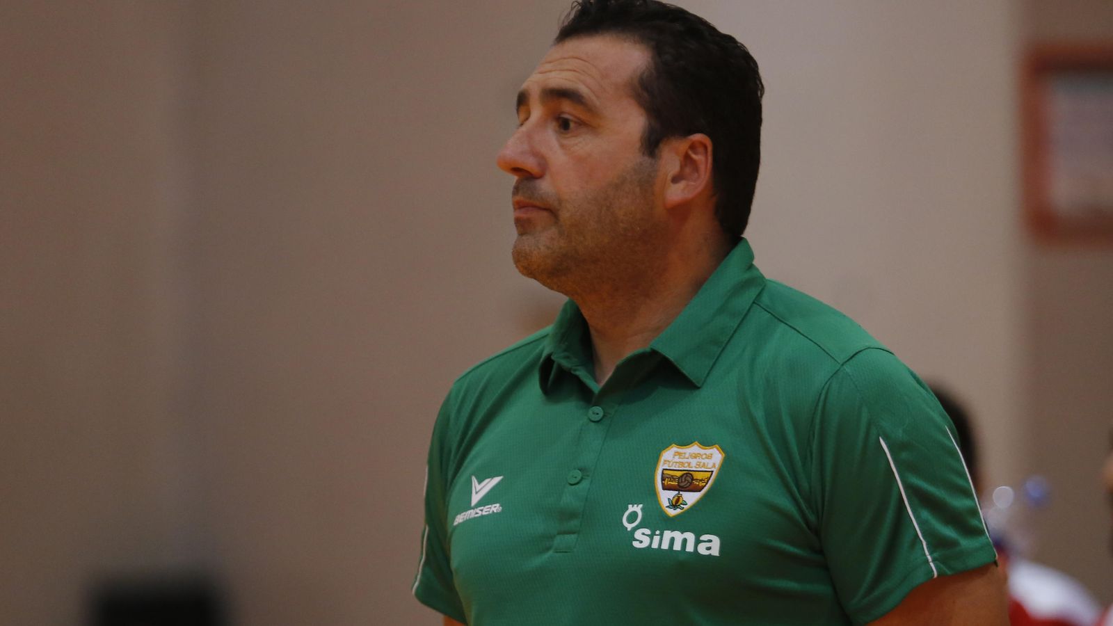 El ex técnico del Peligros observa las evoluciones de sus jugadores en un duelo de esta temporada.