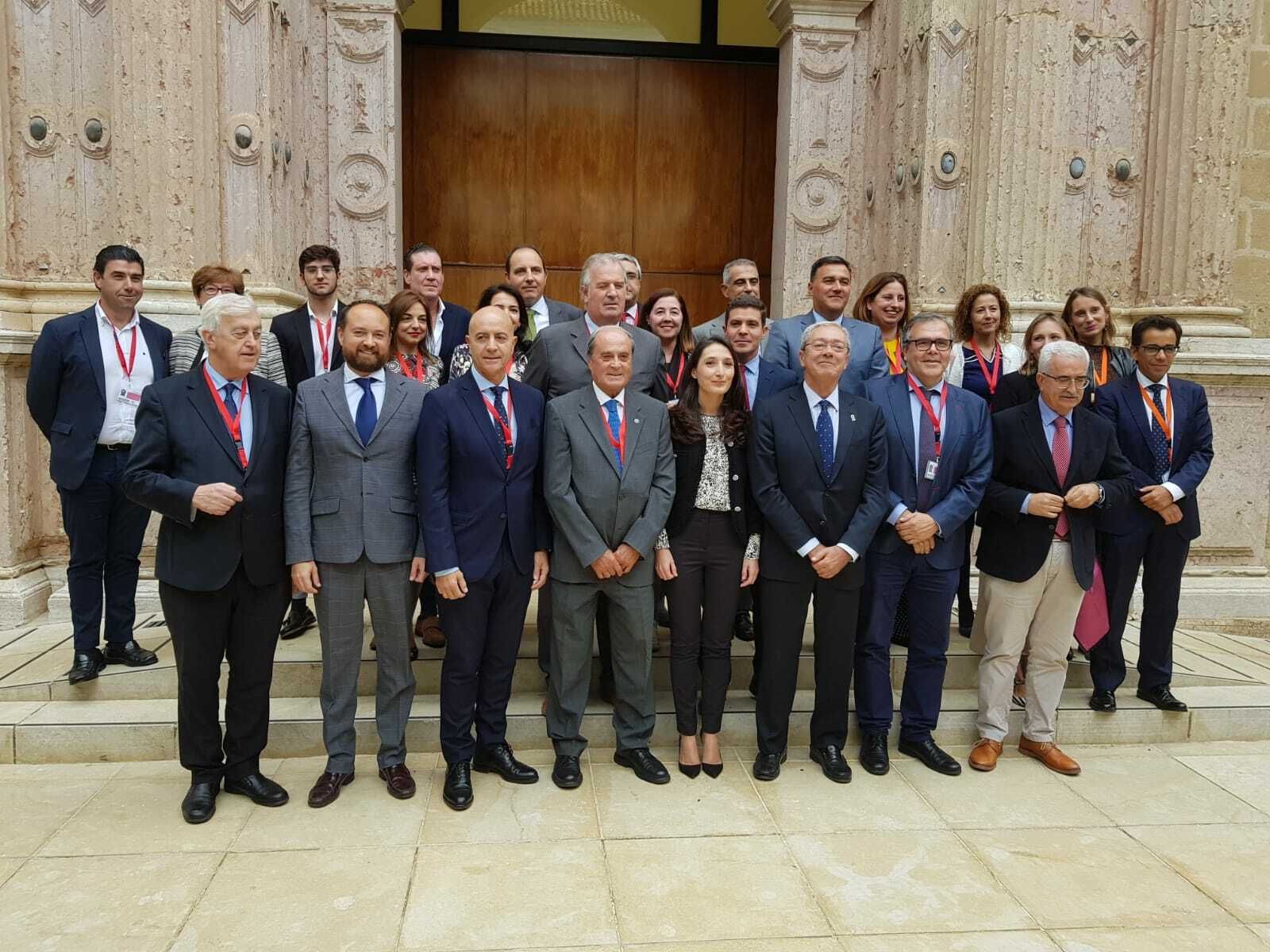 Antonio Ponce –centro– rodeado de representantes de las cámaras de Comercio andaluzas.