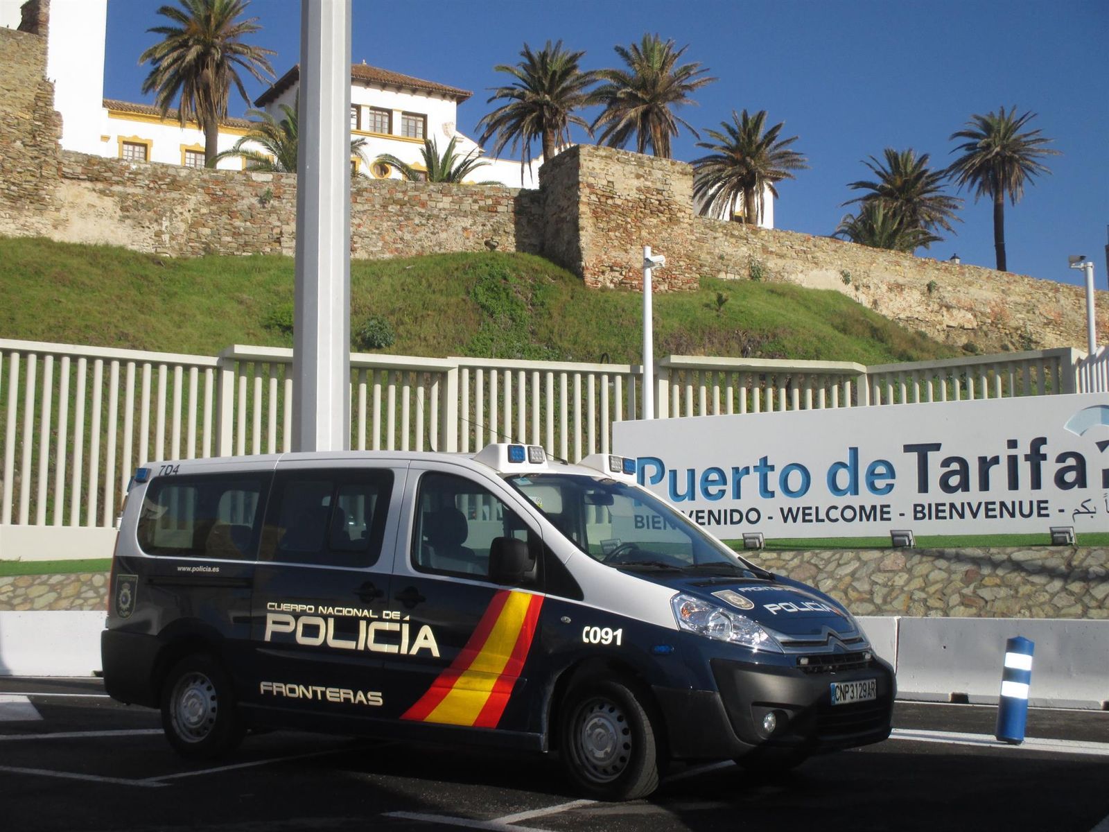 Vehículo de la Policía Nacional en el Puerto de Tarifa