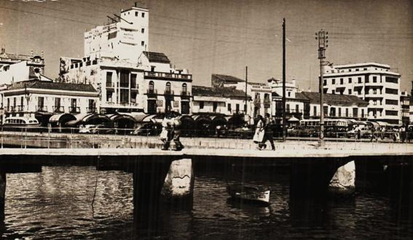 El puente de la desembocadura del río de la Miel, ya en su fase solo peatonal