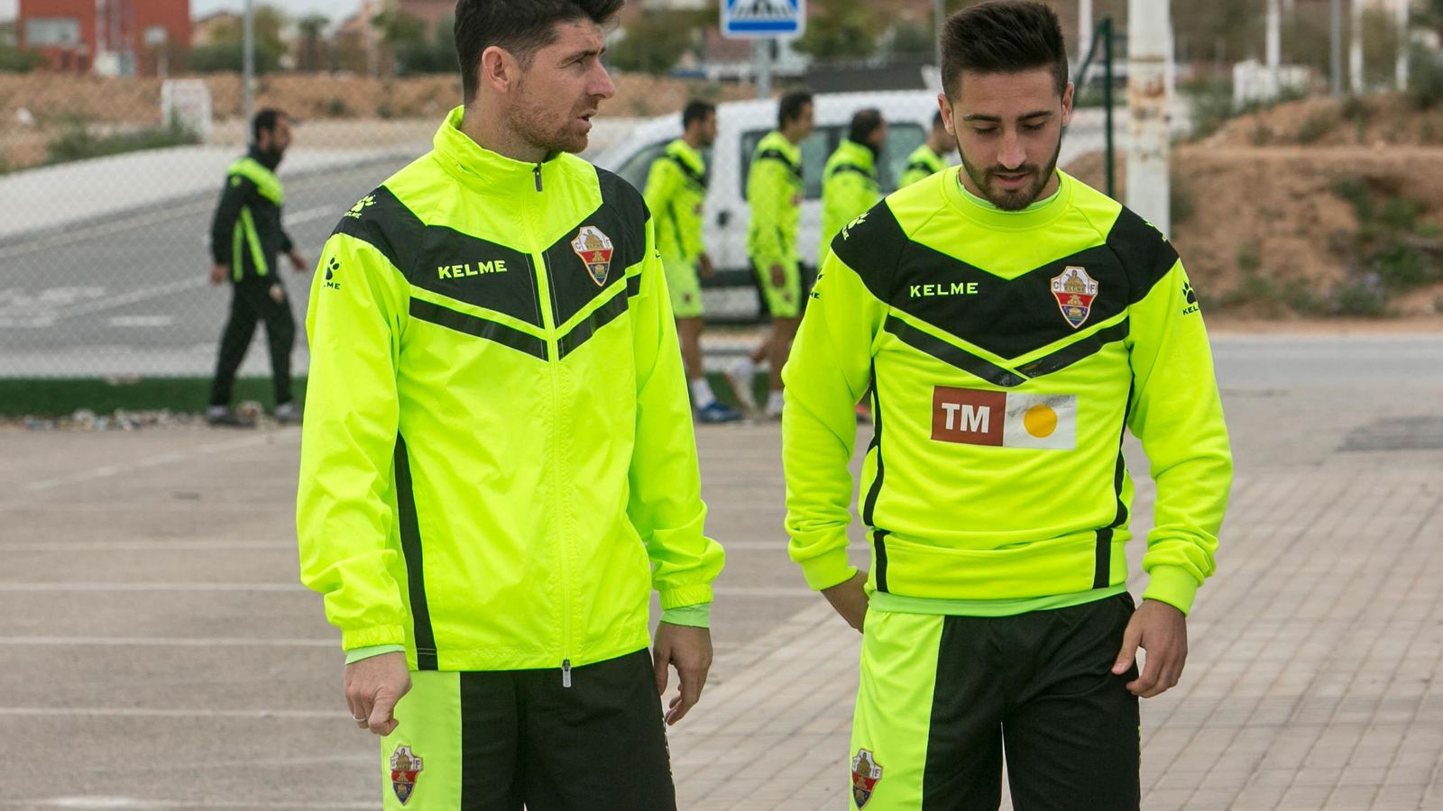 Javi Flores, junto a un compañero, a la llegada a un entrenamiento. Javi Flores, junto a un compañero, a la llegada a un entrenamiento.