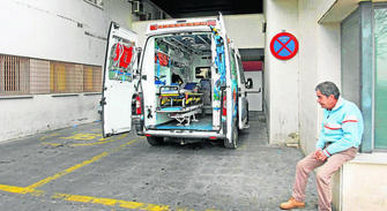 Una ambulancia en el exterior del área de Urgencias.