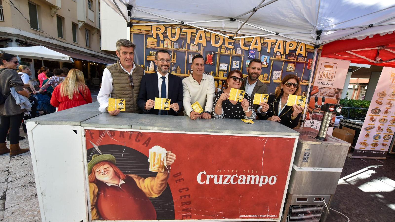 Las autoridades locales, con los pasaportes.