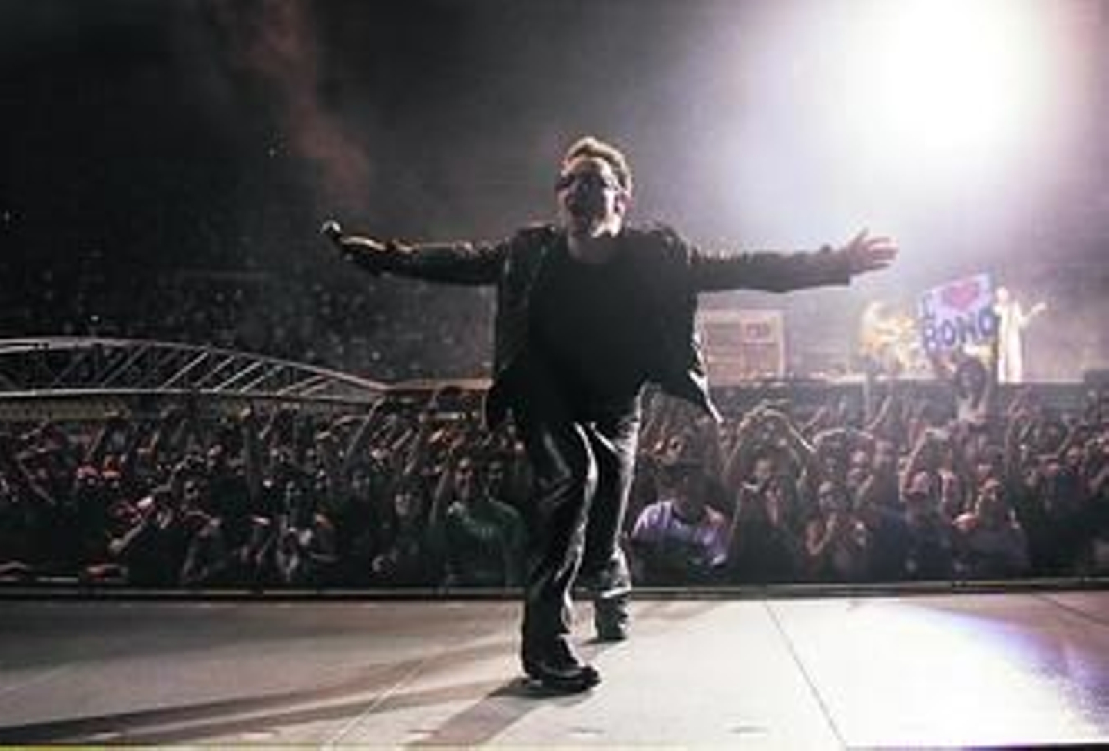 Bono, el líder de U2, durante el concierto que el grupo ofreció el 30 de septiembre de 2011 en el Estadio de la Cartuja.