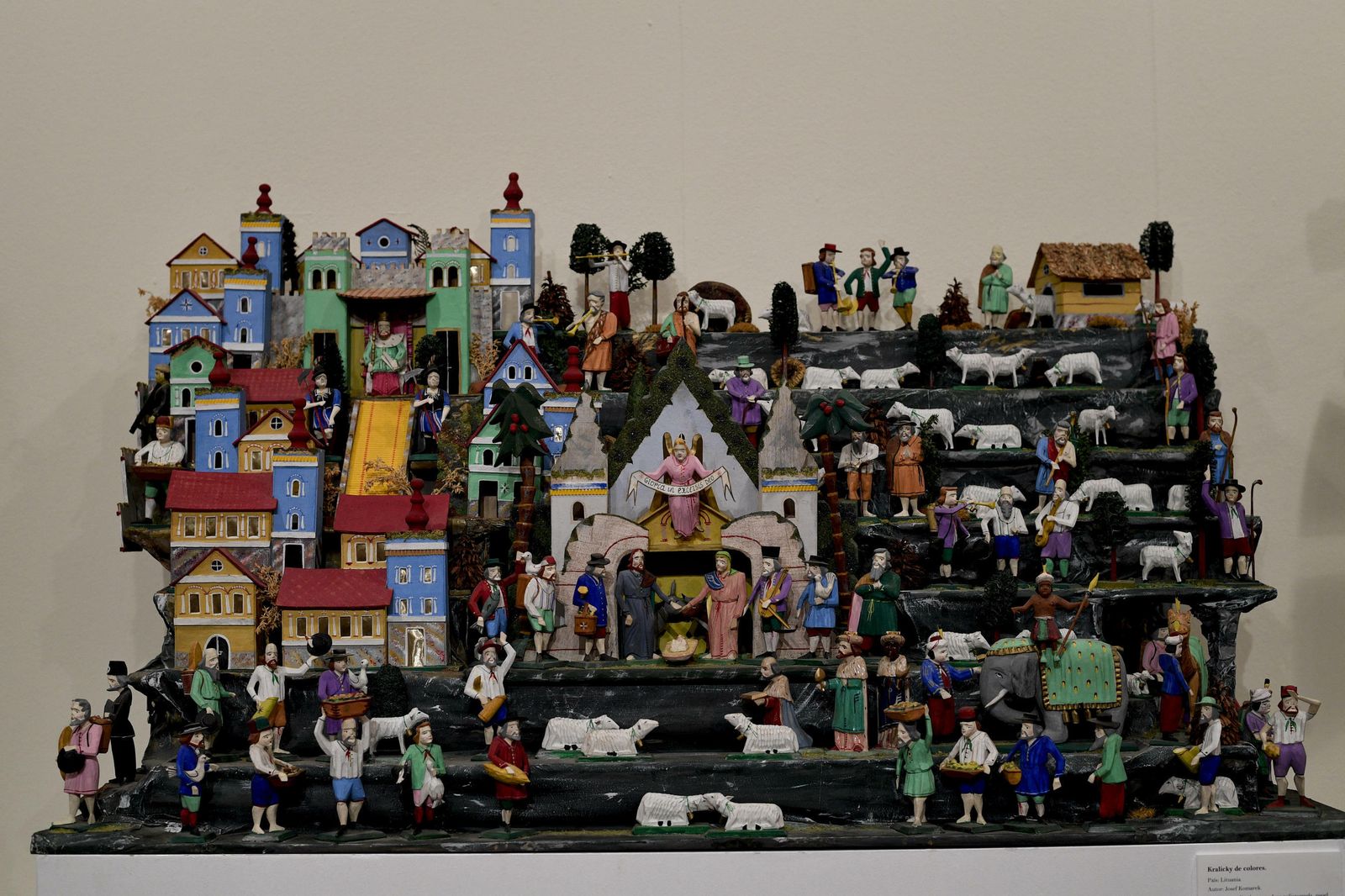 Así son los 130 belenes del mundo de Puerta Real en Granada