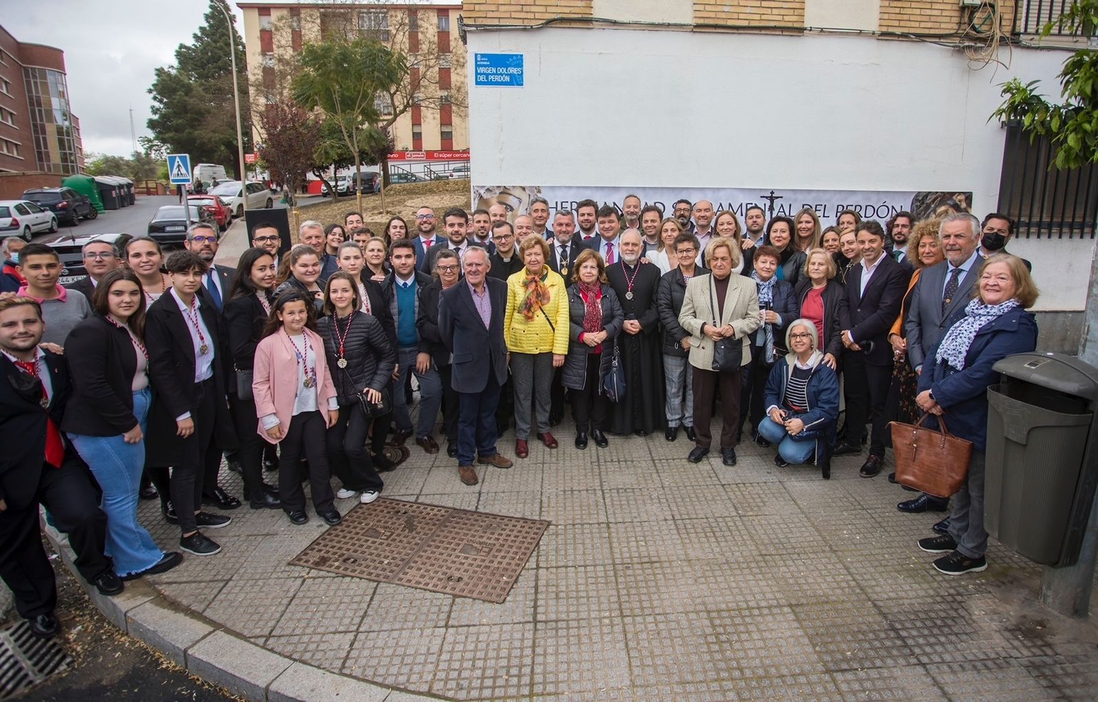 El alcalde y miembros de la corporación municipal junto con los hermanos en la rotulación de la calle.