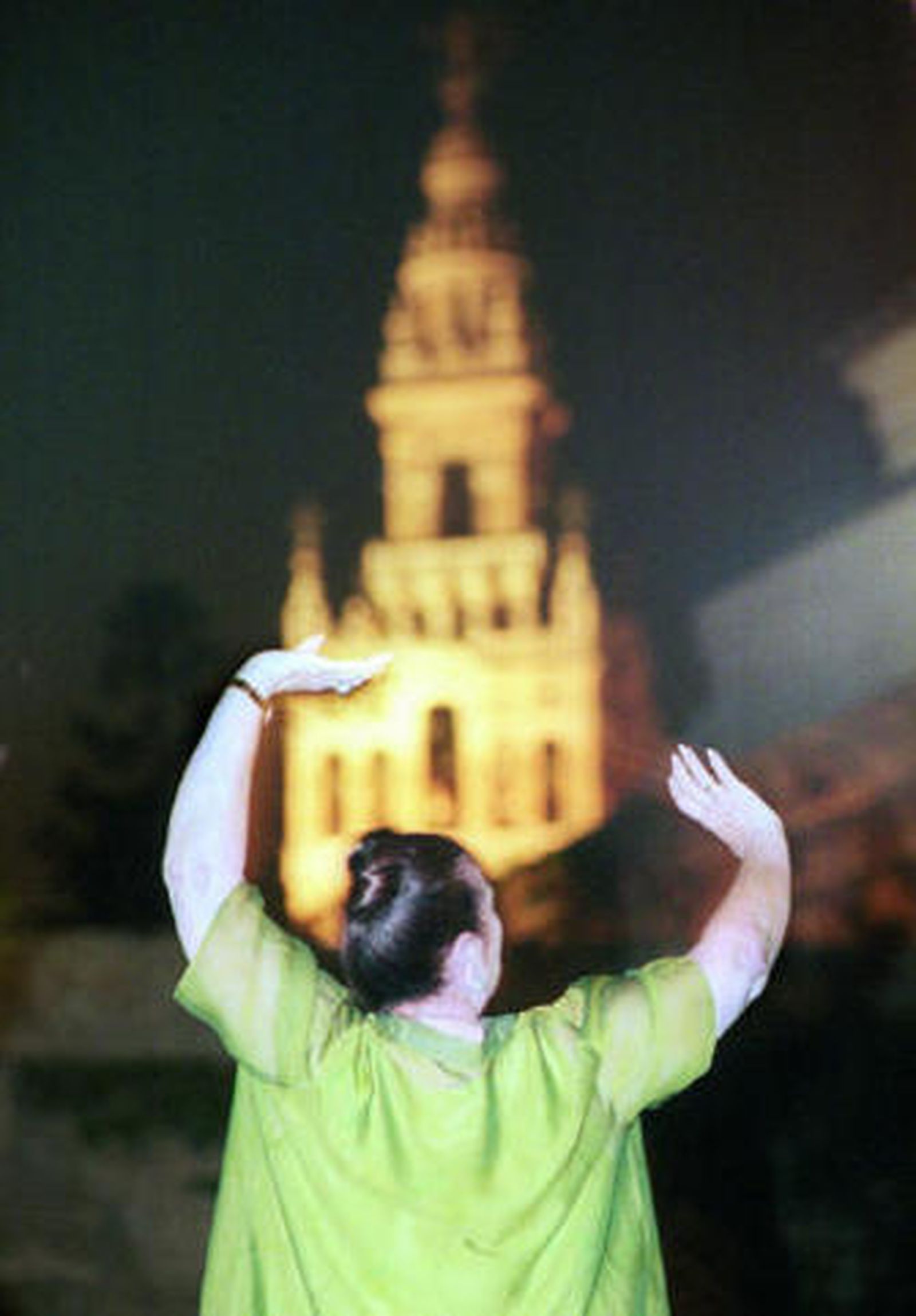 Matilde Coral, bailando con la Giralda al fondo, en el año 2000.