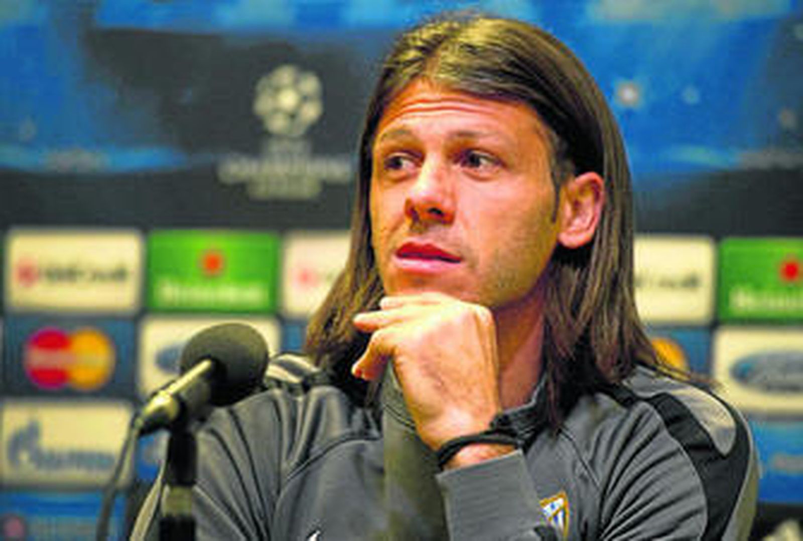 Demichelis, pensativo, ayer mientras atiende a los medios de comunicación.