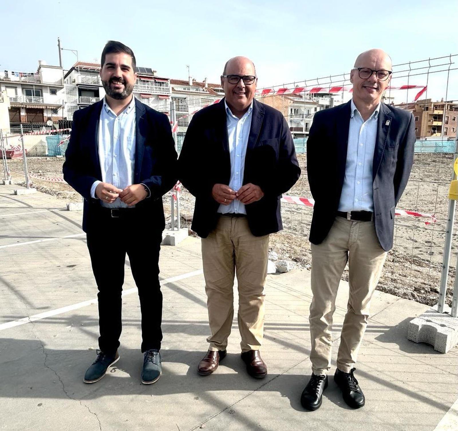 Jesús Lupiáñez acompaña al delegado de Sostenibilidad, Medio Ambiente y Economía Azul de la Junta de Andalucía en Málaga, José Antonio Víquez, y al teniente de alcalde de Caleta, David Segura