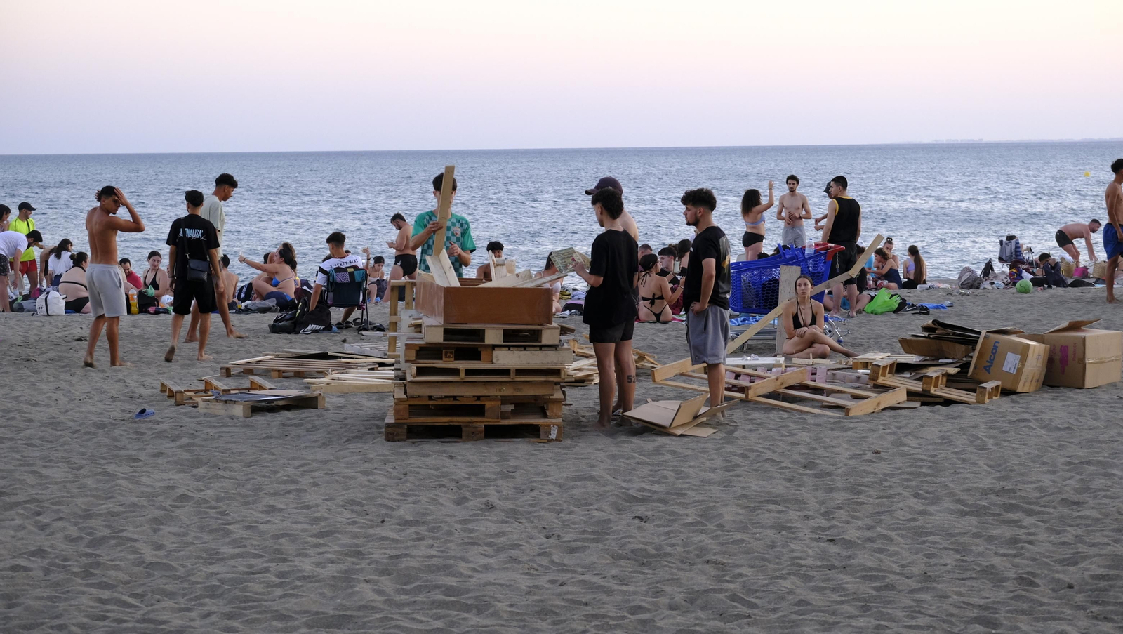 Imágenes de las hogueras de la Noche de San Juan en Almería capital