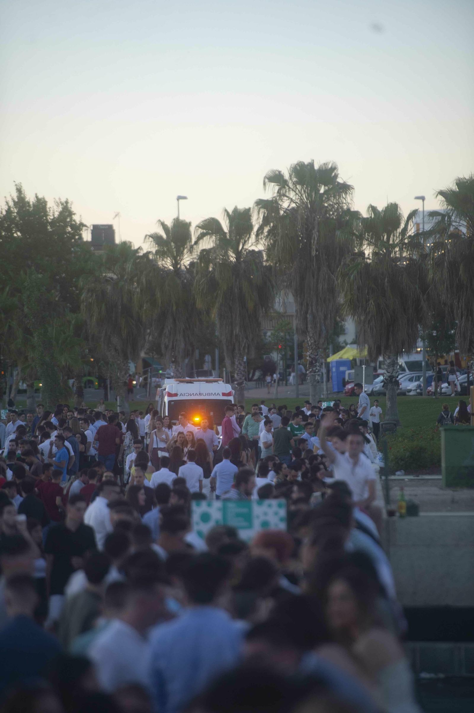 El botellón y la calle del Infierno de la Feria, en imágenes