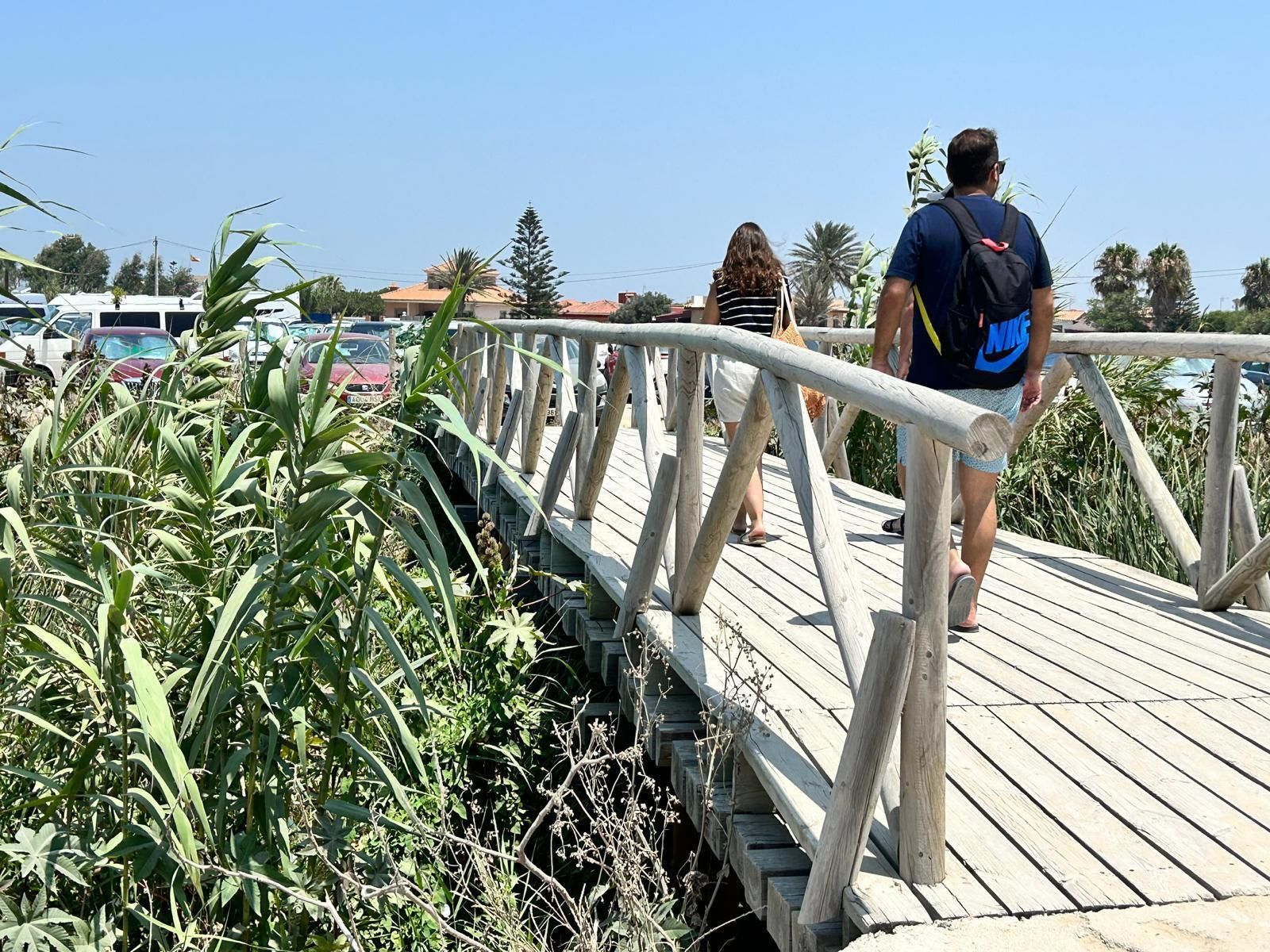 Una de las pasarelas de madera que comunican con la playa de Las Tres Piedras.