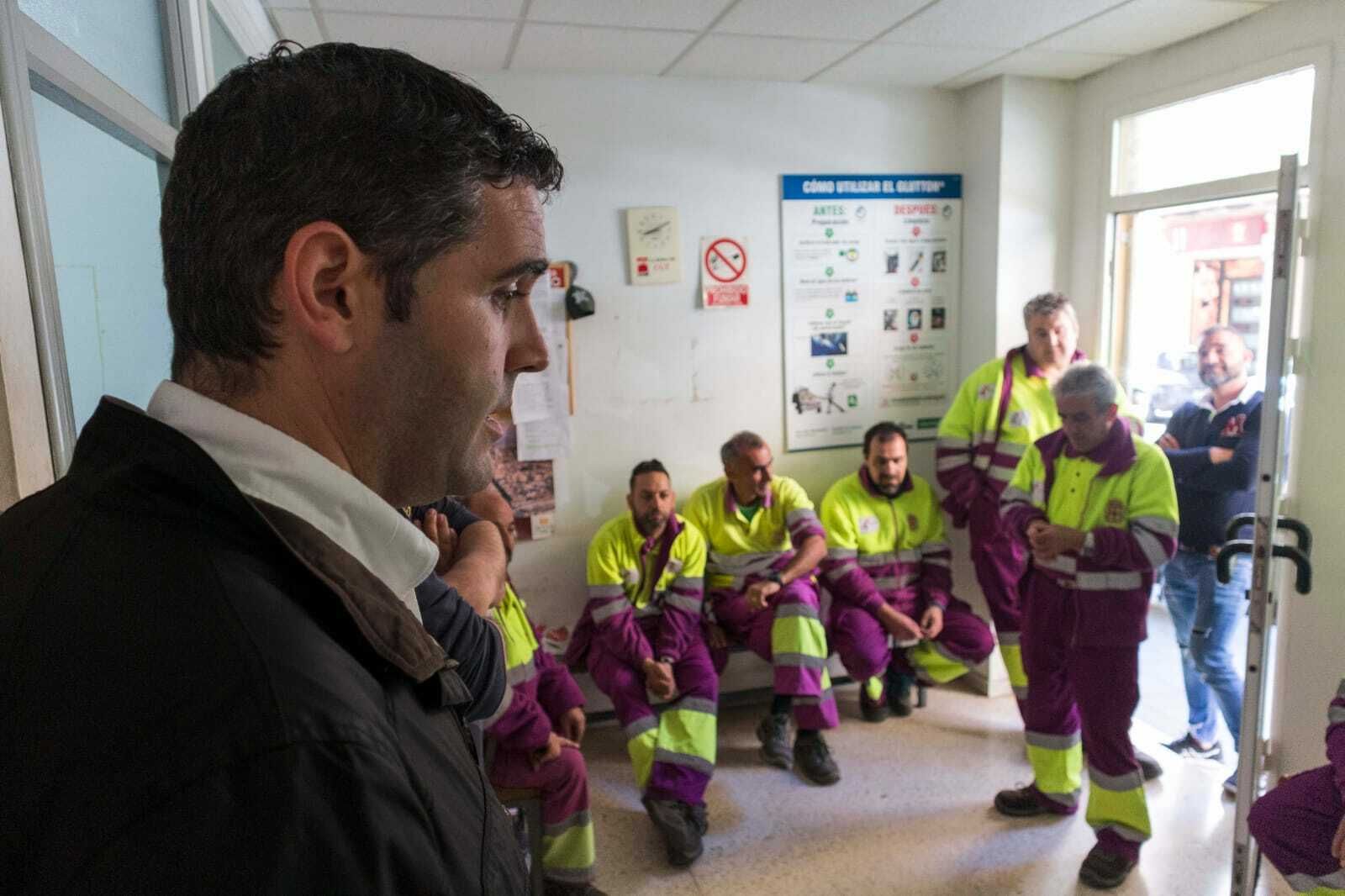 El concejal de Servicios Municipales en la visita a los trabajadores del cuartelillo de Calzada de Castro