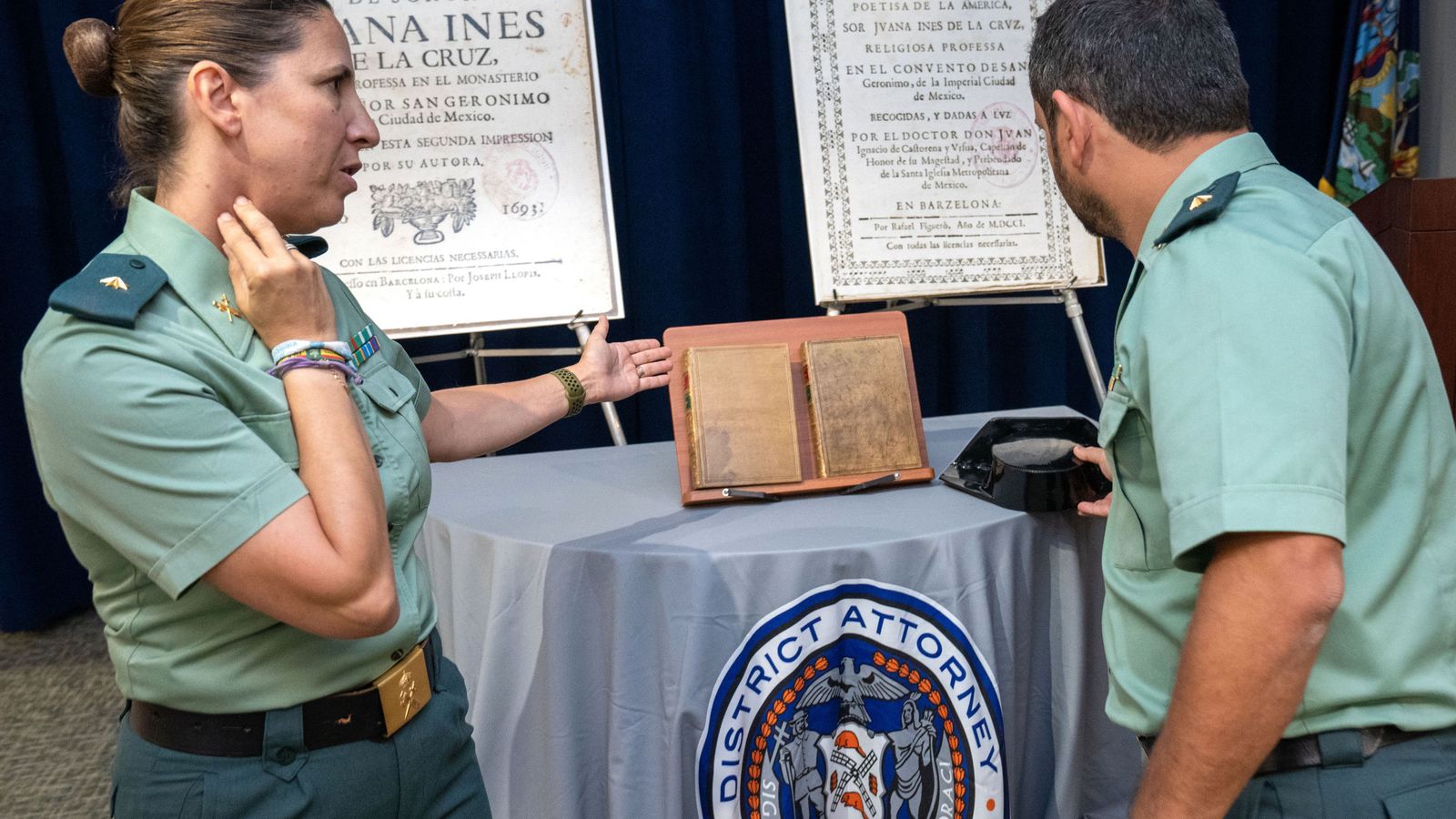 Los dos tomos de sor Juana Inés de la Cruz encontrados en una subasta de Nueva York.