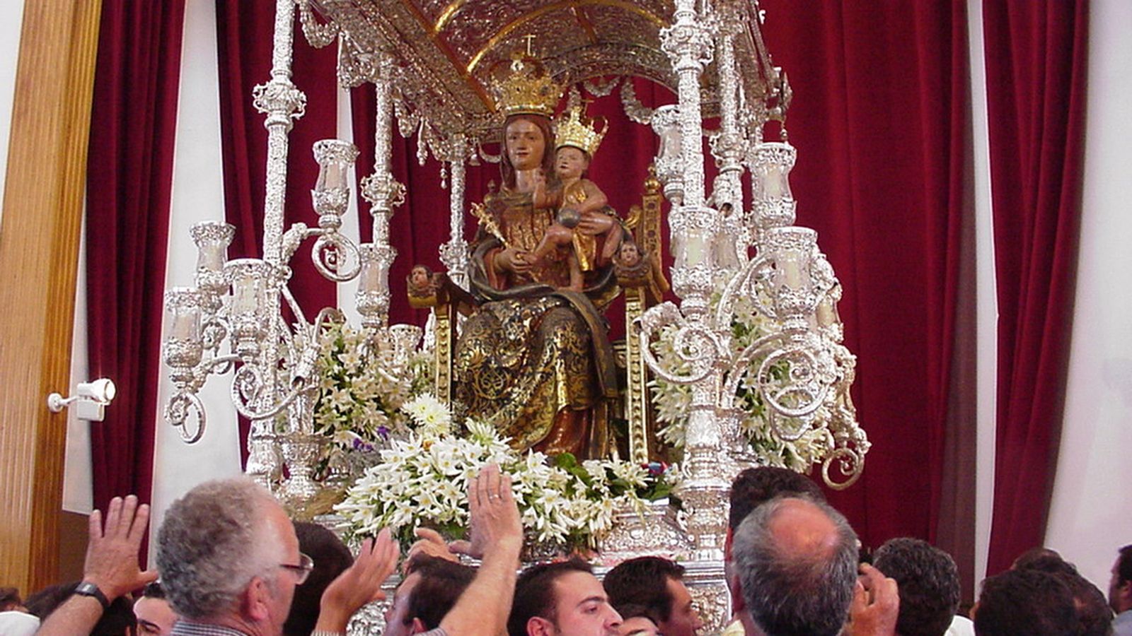 La Virgen de la Bella saliendo de su ermita para su camino de vuelta a Lepe