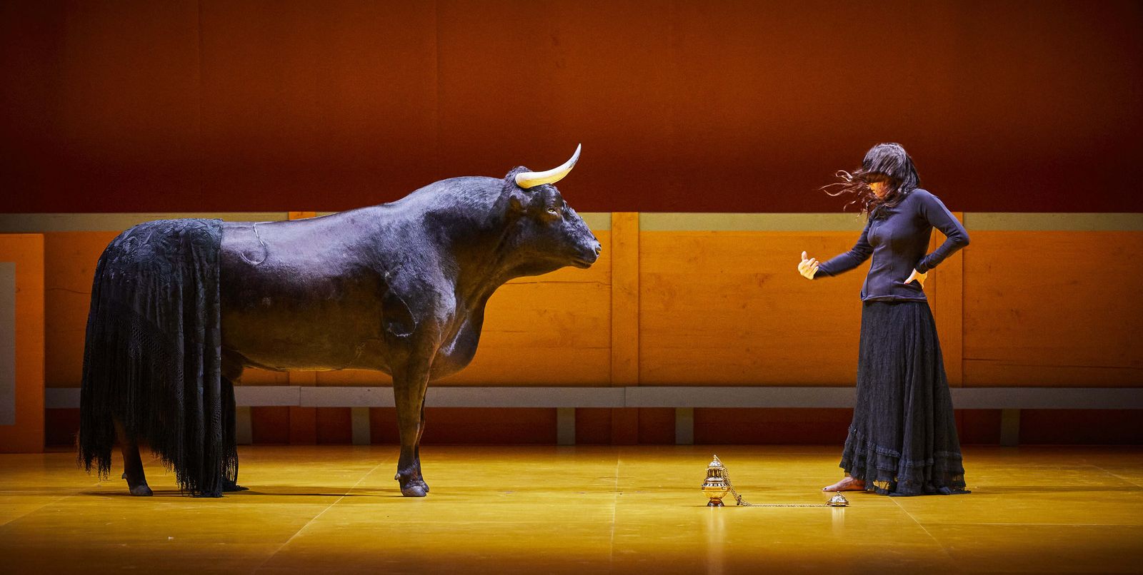 Angélica Liddell frente al toro en el ruedo ideado por ella misma para su obra 'Liebestod'