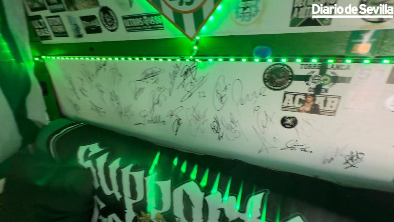 Algunas de las firmas que aparecen en la pared de la furgoneta