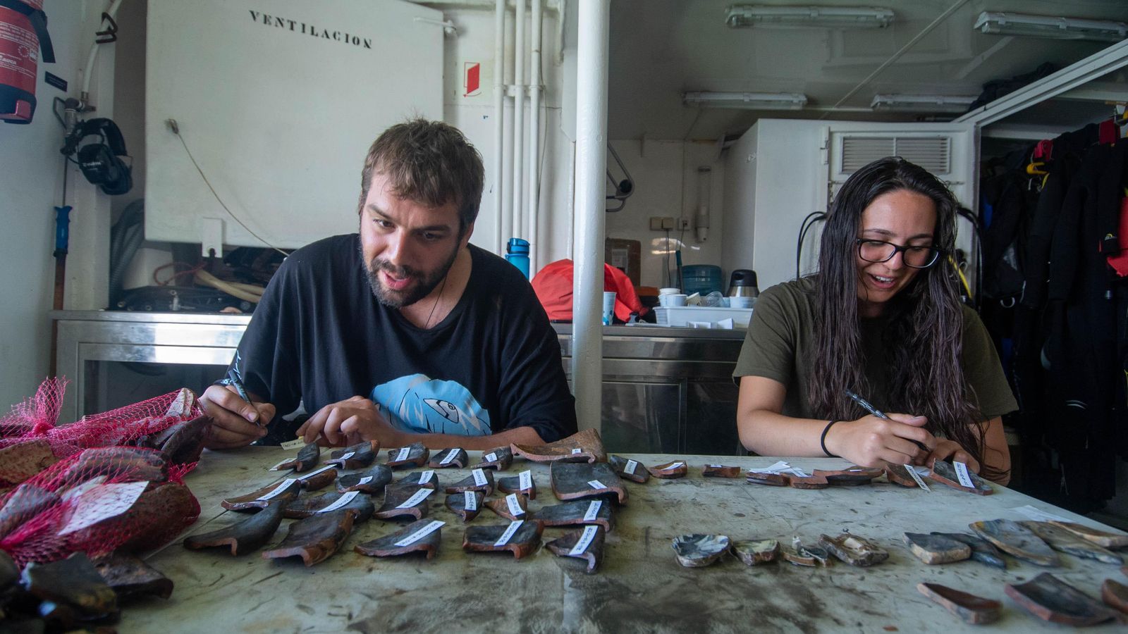 Los investigadores realizan inventario de las piezas encontradas.