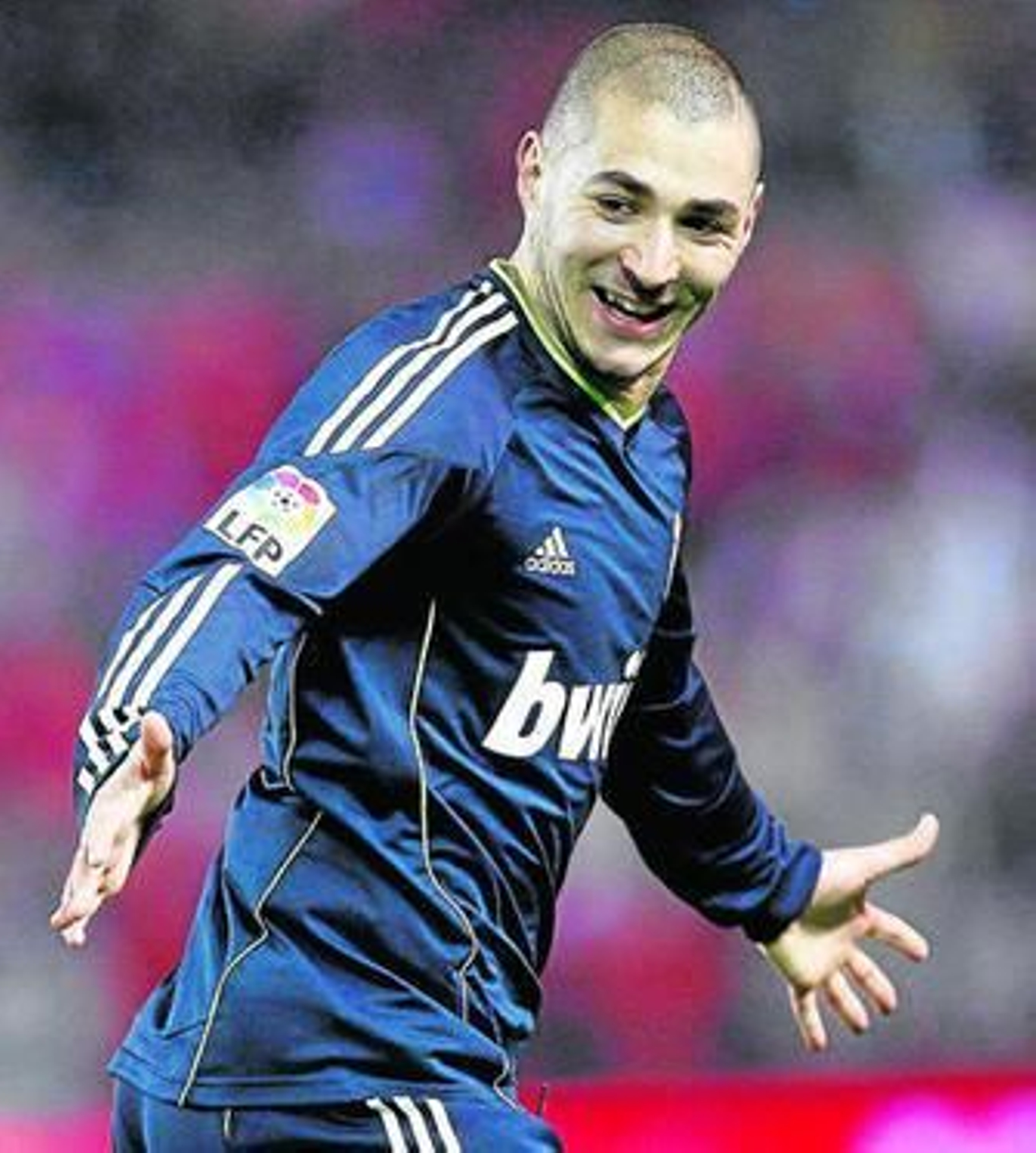 Karim Benzema festeja su gol en el Sánchez Pizjuán, anoche.