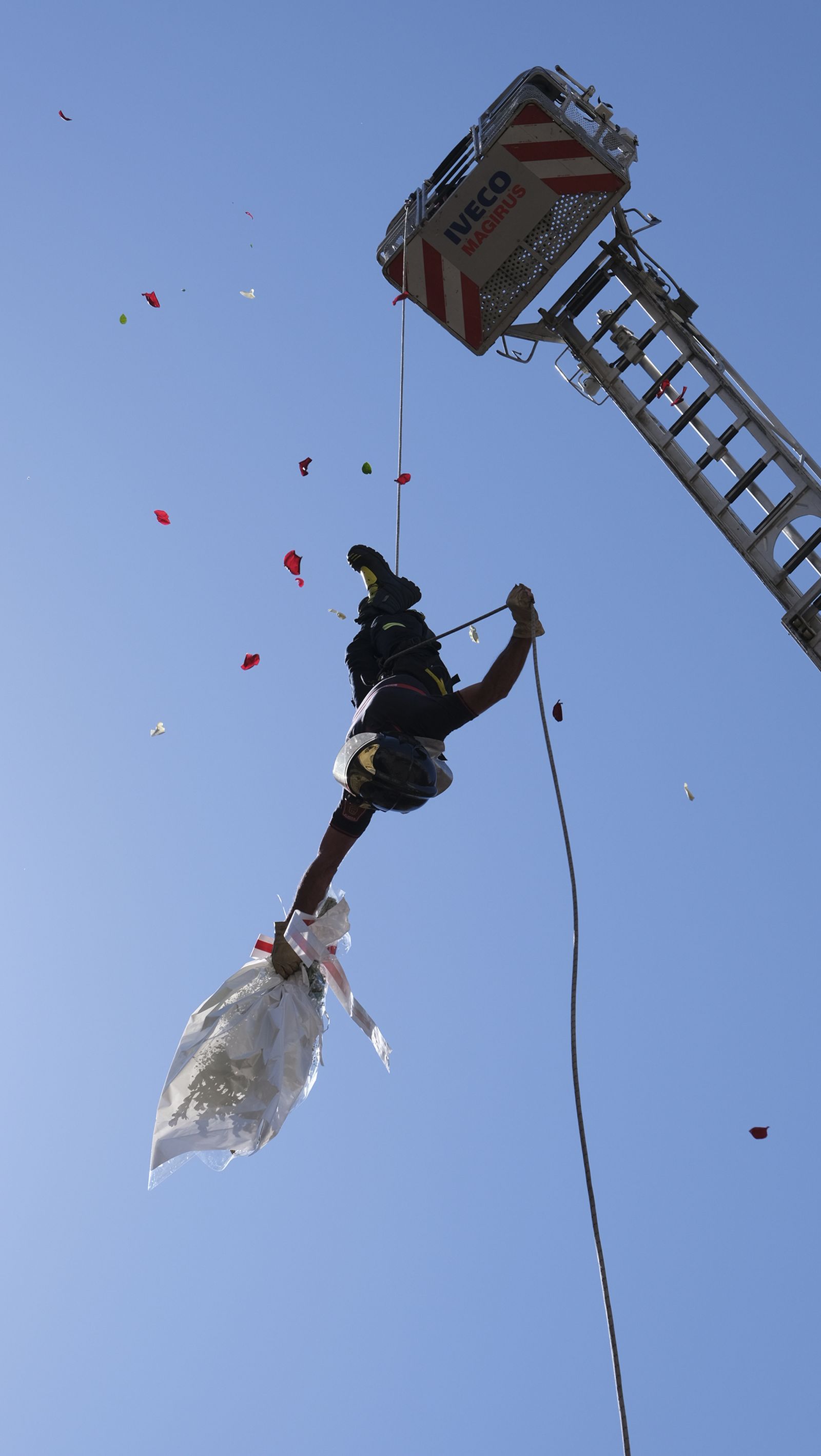 Imágenes de la ofrenda floral a la Virgen del Mar. Feria de Almería 2022