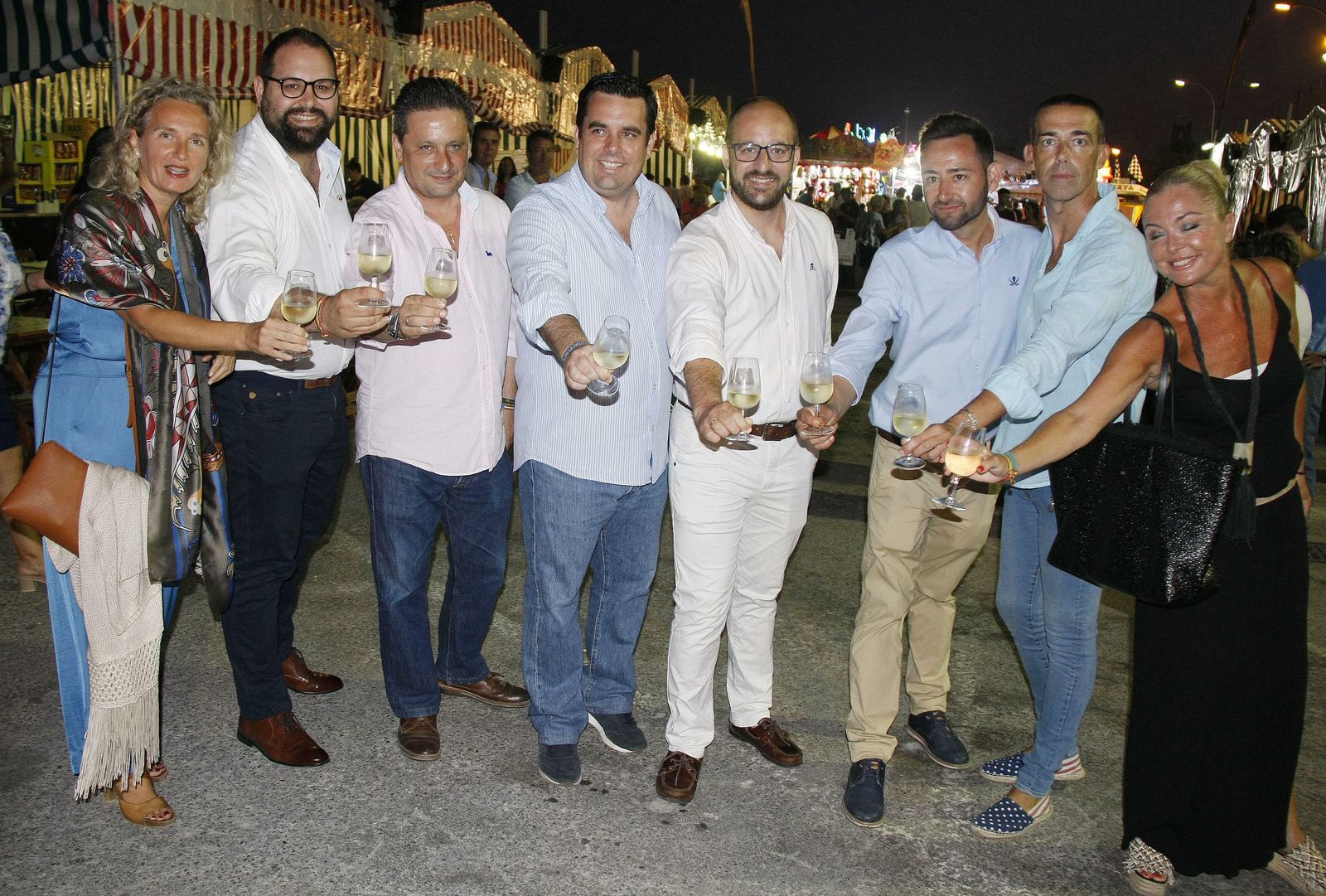 El equipo de gobierno y concejales brindan en la apertura de la Velada de los Milagros.