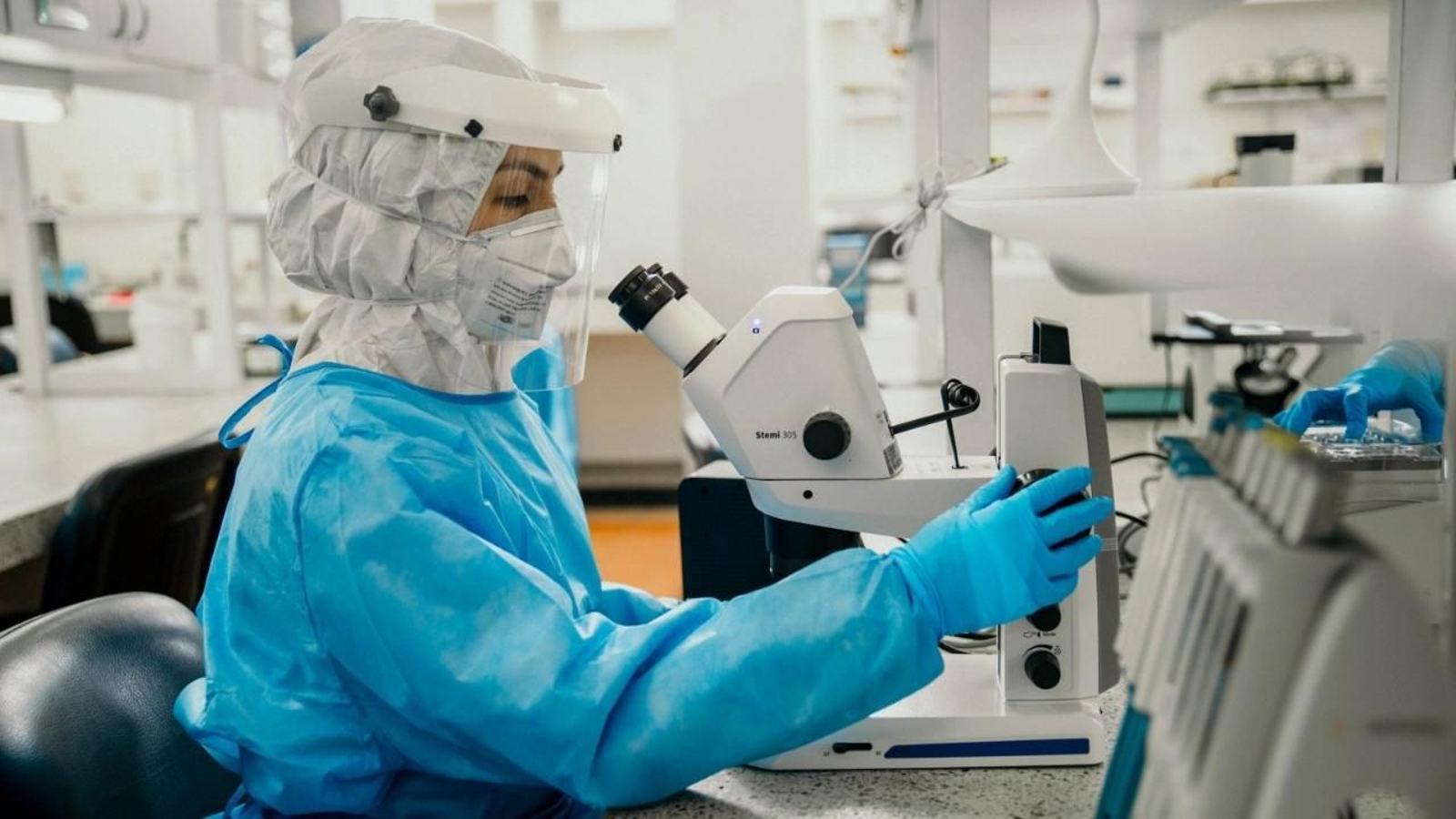 Una científica estudia muestras de coronavirus en un laboratorio.