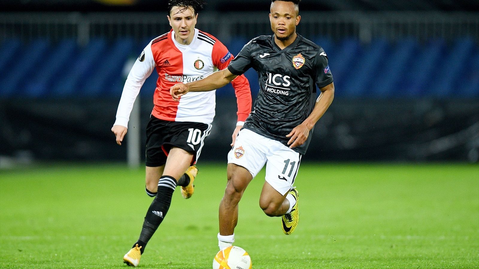 Chedira Ejuke disputa un balón en su etapa en el CSKA de Moscú