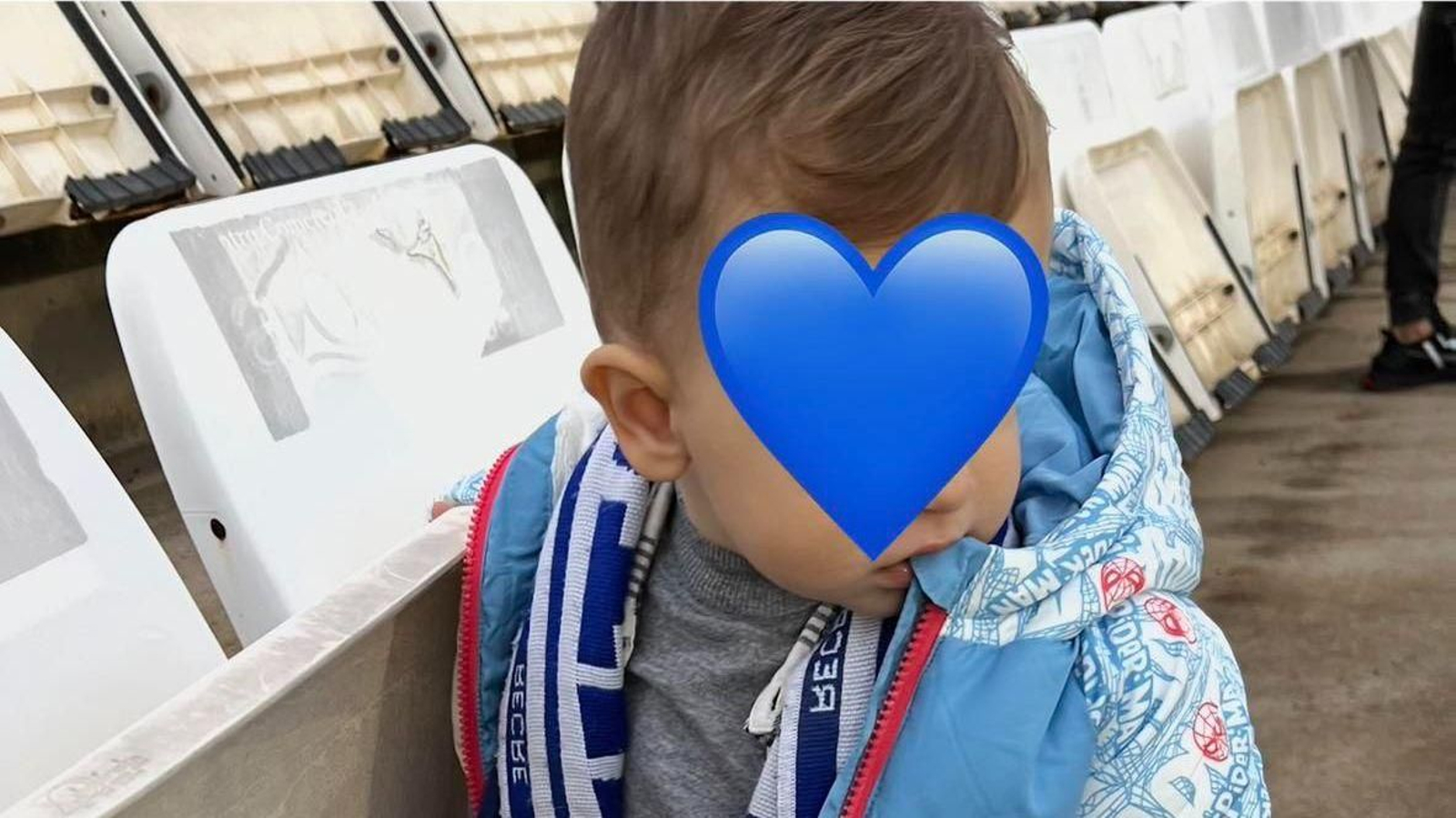 El pequeño con su bufanda.