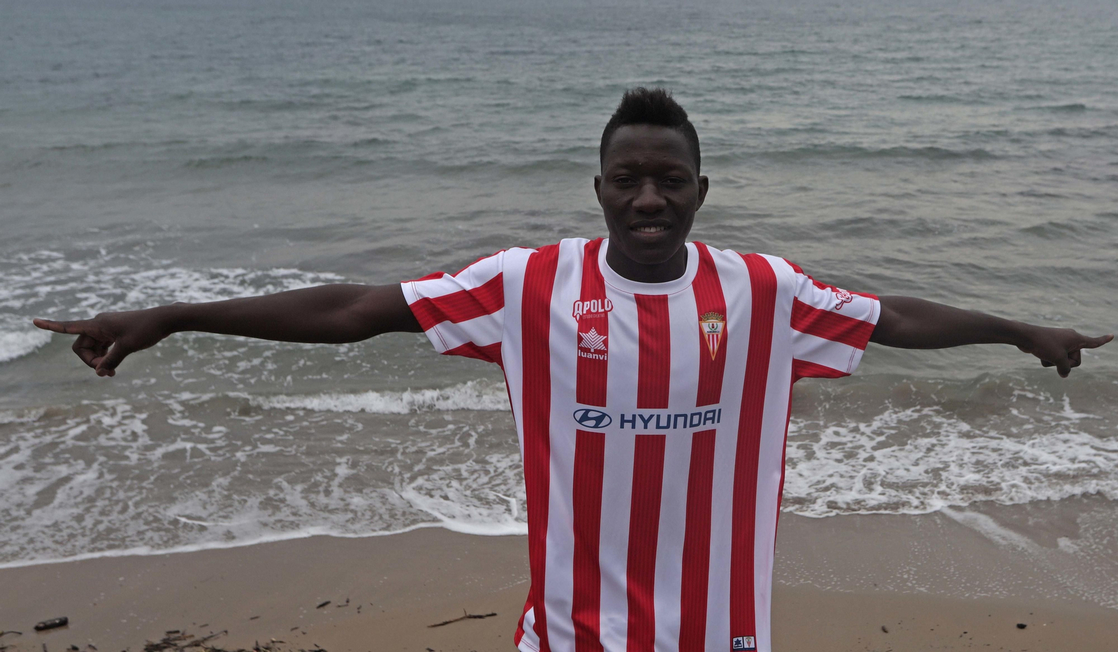 Moha, con la camiseta del Algeciras, en la playa