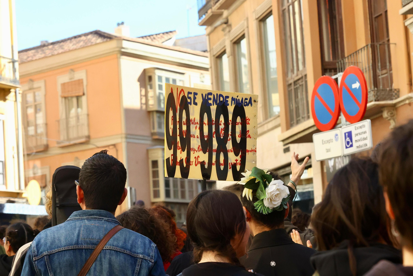 Cientos de personas salen a las calles de Málaga en apoyo a La Invisible, en fotos