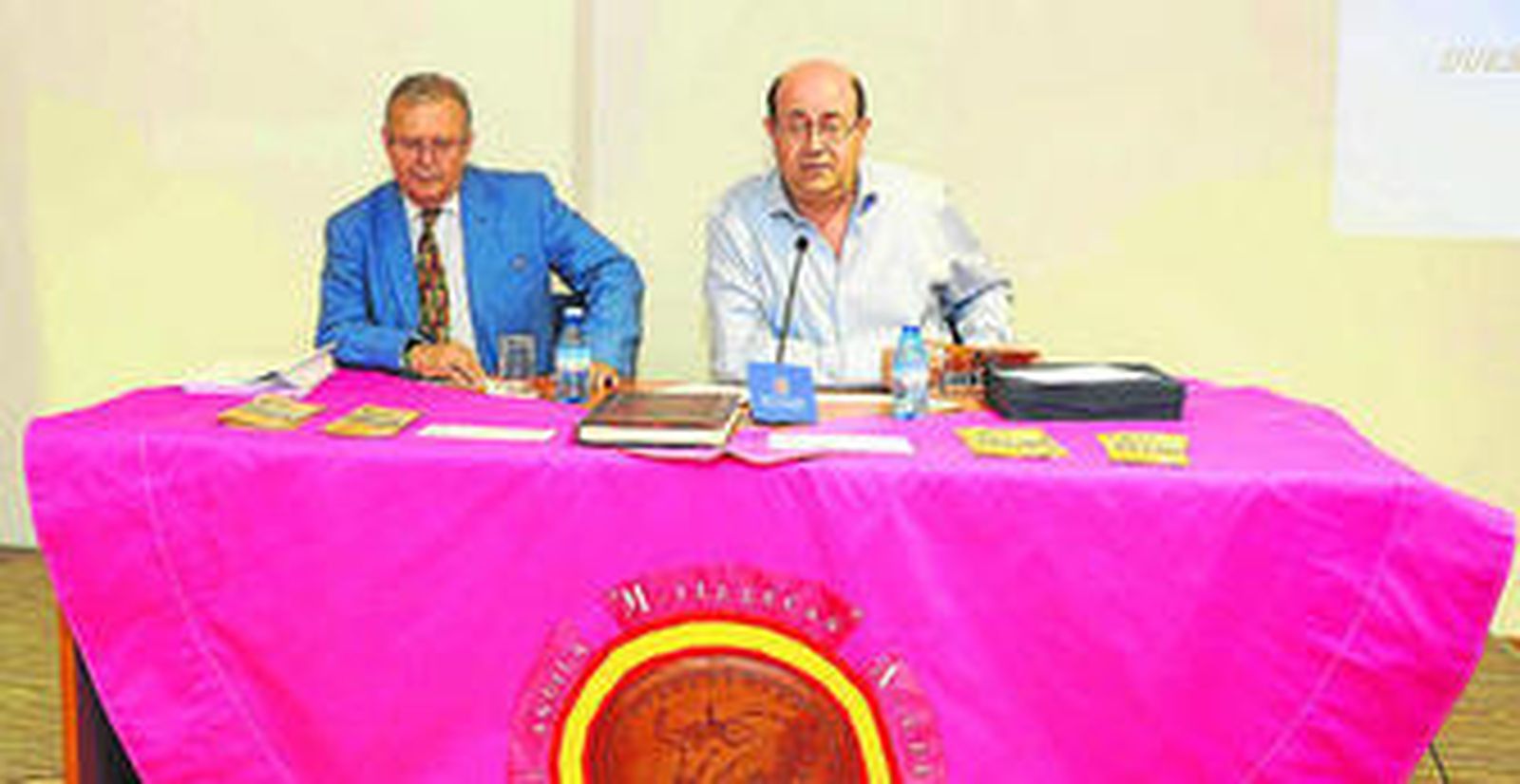 El conferenciante Joaquín Amérigo y el presidente del Foro Cultural 3 Taurinos 3, Juan Aguilera.