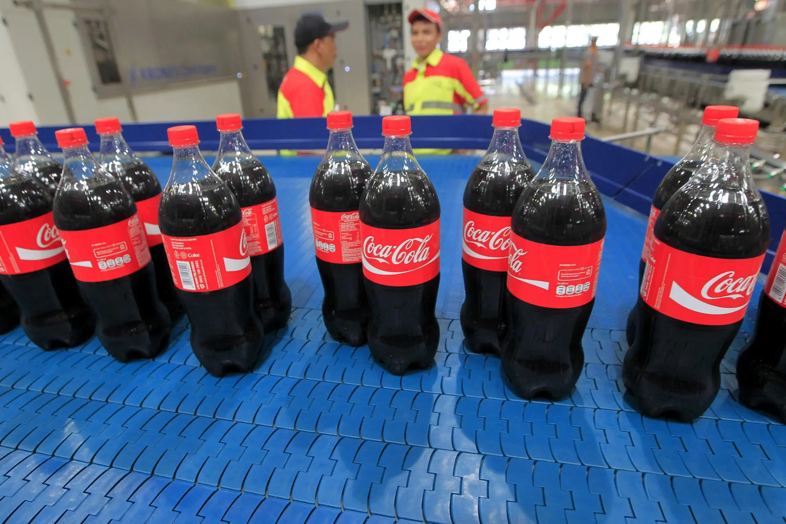 Botellas de Coca-Cola en el interior de una fábrica