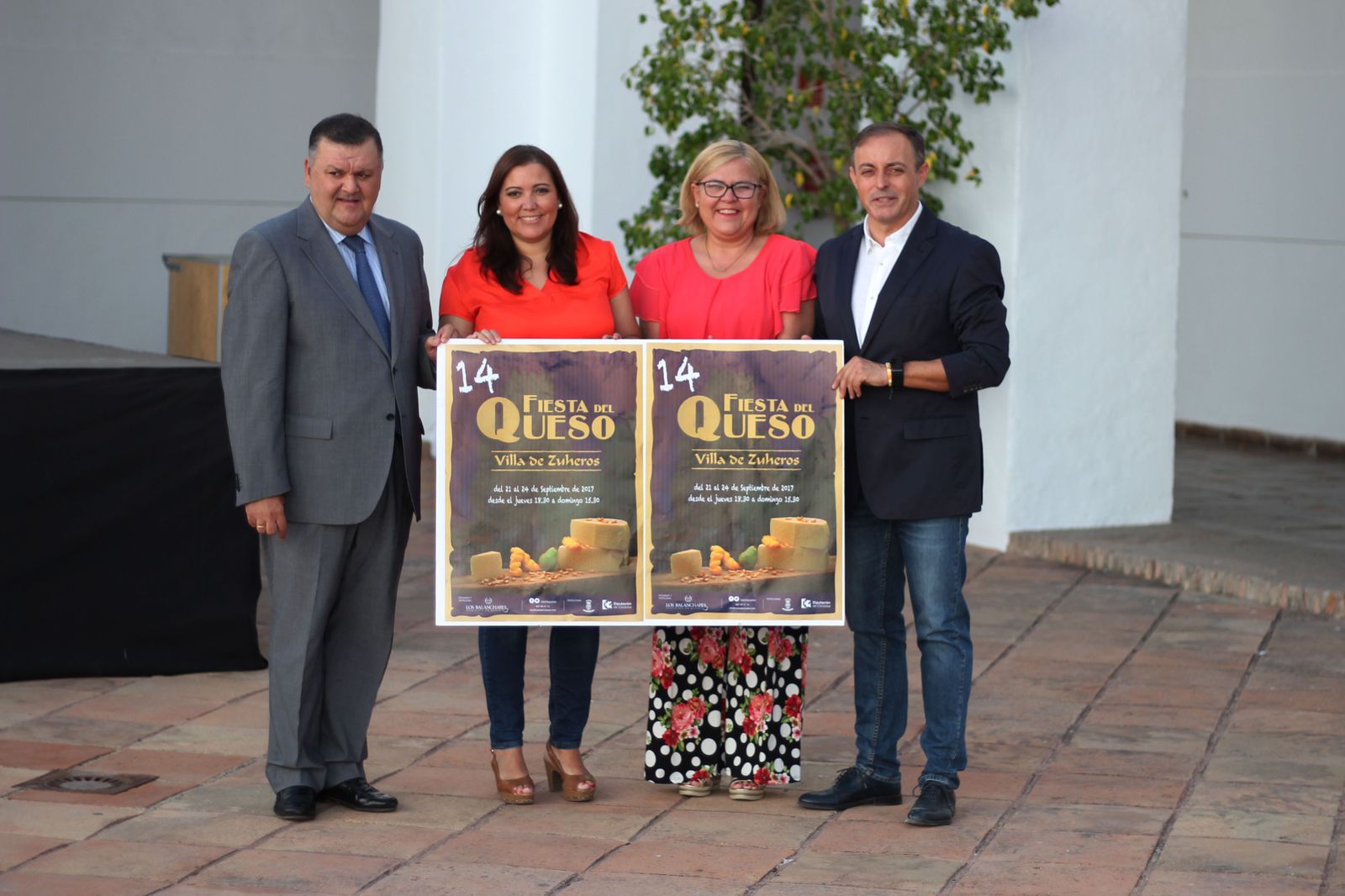 Francisco Zurera, Ana Carrillo, Manuela Romero y Juan de Dios Serrano posan con el cartel de la XIV Fiesta del Queso de Zuheros.