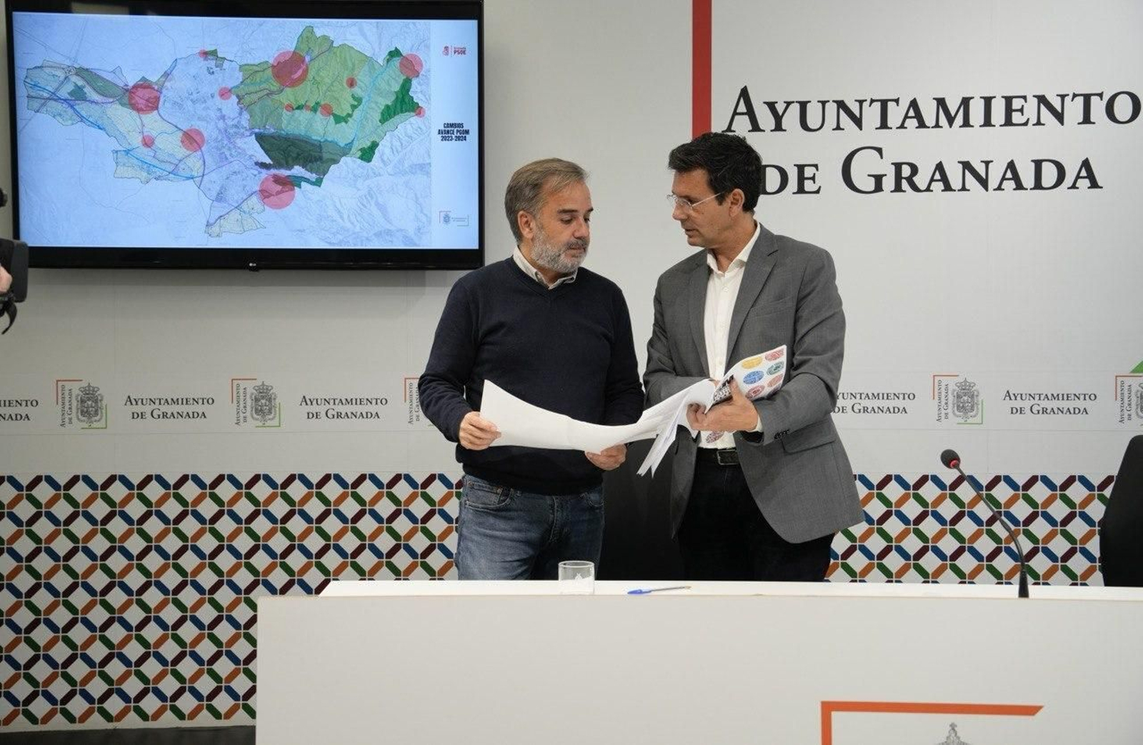 Imagen de la rueda de prensa sobre el PGOM ofrecida por Paco Cuenca y Jacobo Calvo