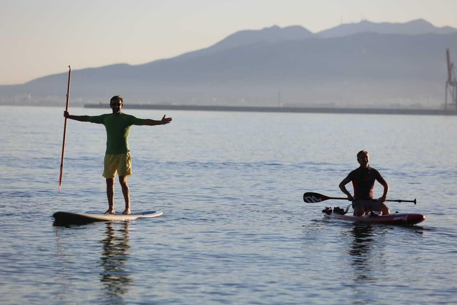 Runners y ciclistas salen al atardecer, en fotos