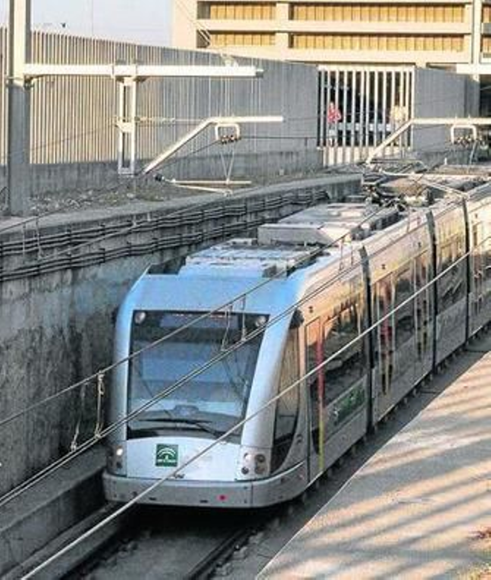 El Metro en la única línea, a su paso por Blas Infante.