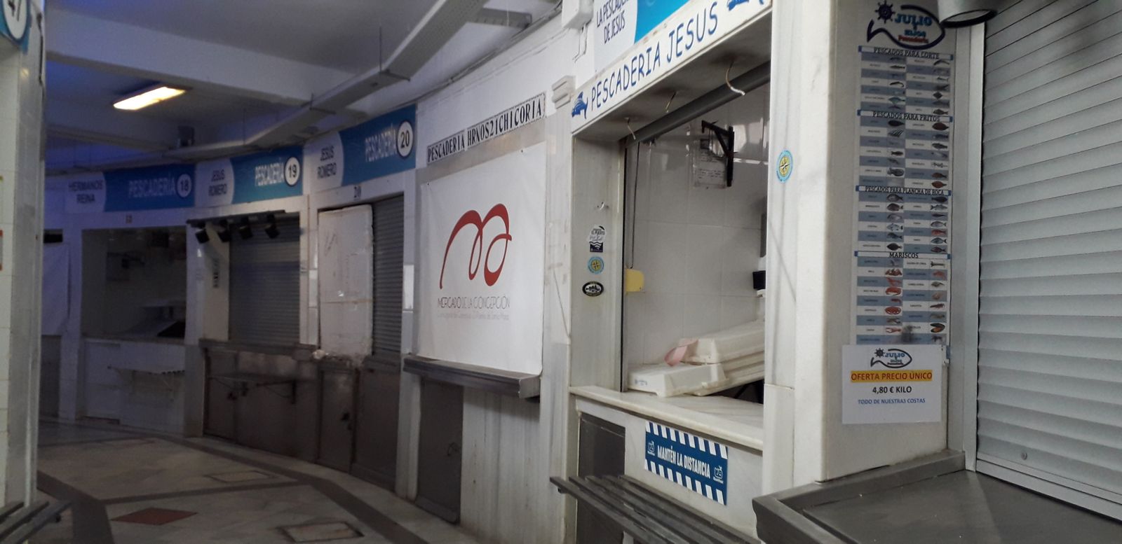 Aspecto  que presentan este viernes las pescaderías de la plaza de abastos de El Puerto.