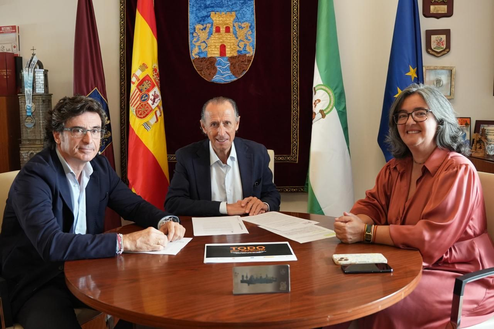 Una imagen de la firma de este acuerdo.