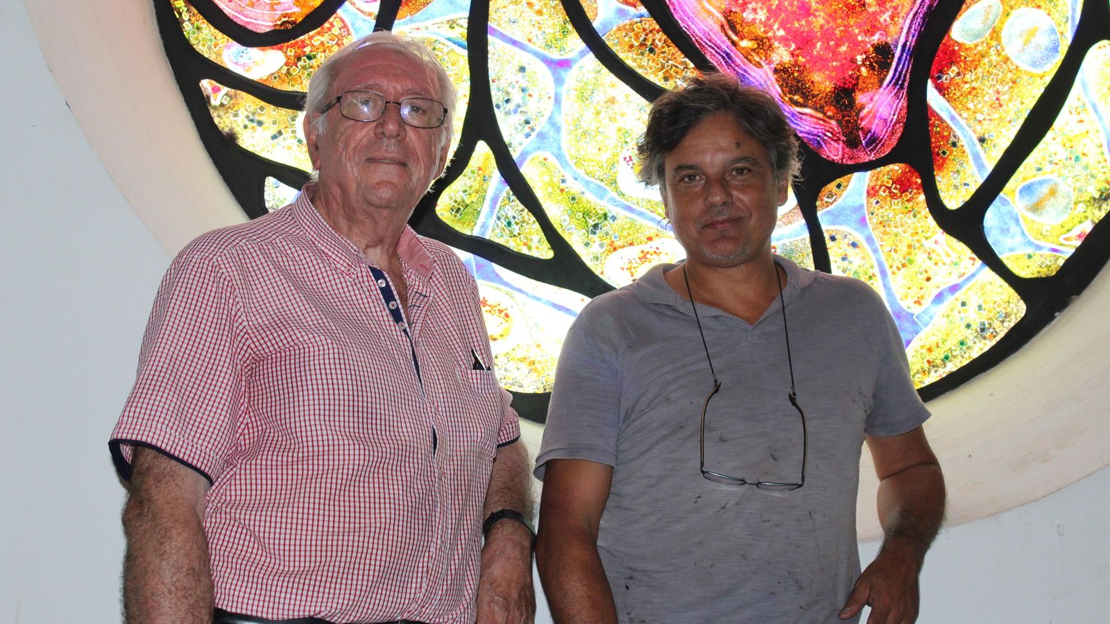 Blas Carrillo, a la izquerda, junto Víctor García Góngora, arquitecto encargado de hacer las vidrieras.