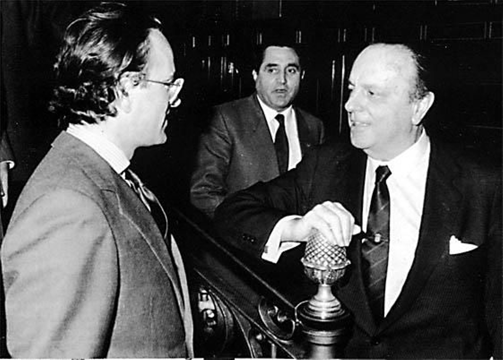 Fraga habla con Antonio Hernández Mancha, uno de los políticos al que le quiso dar el mando del recién creado PP antes de la designación de Aznar.