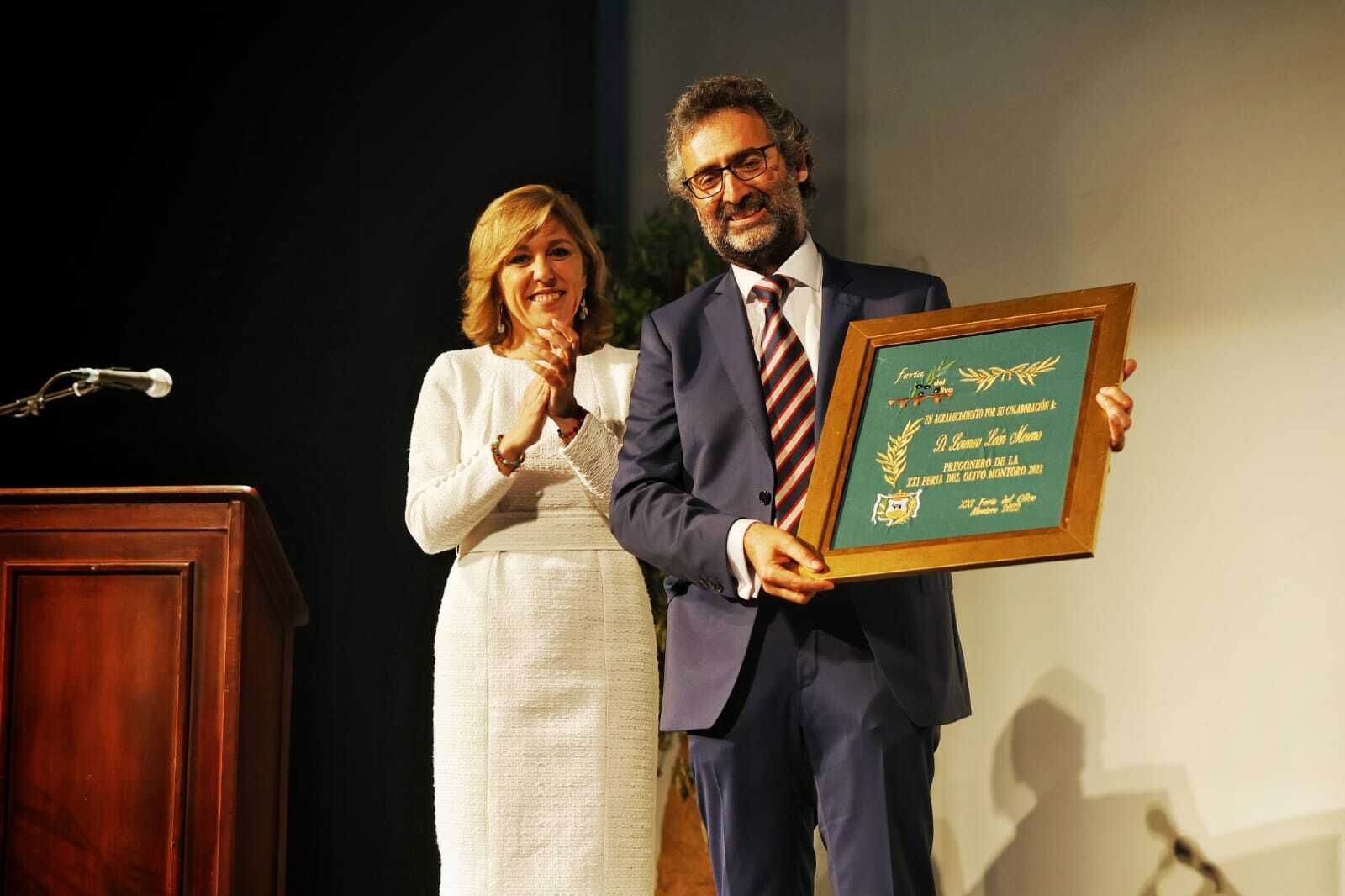 Ana María Romero y el pregonero, Lorenzo León.