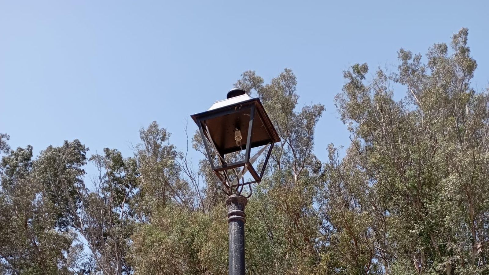Una de las farolas destrozadas. Una de las farolas destrozadas.