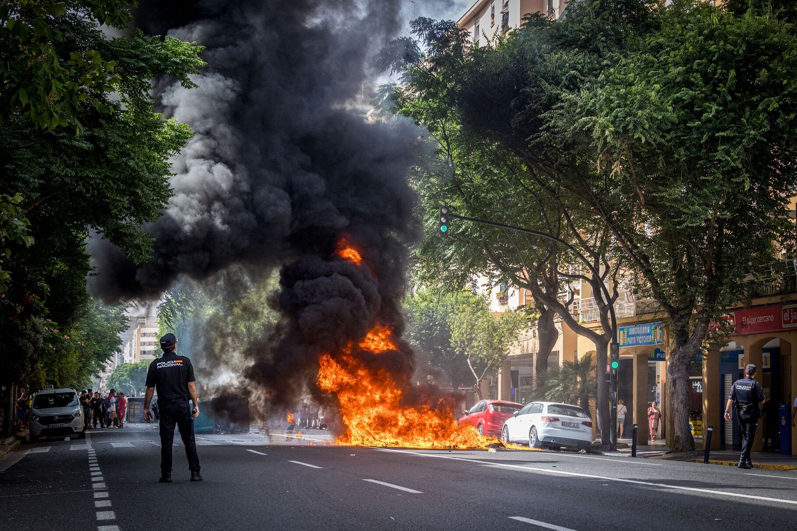 Un contenedor ardiendo durante la primera jornada de huelga del metal en Cádiz.
