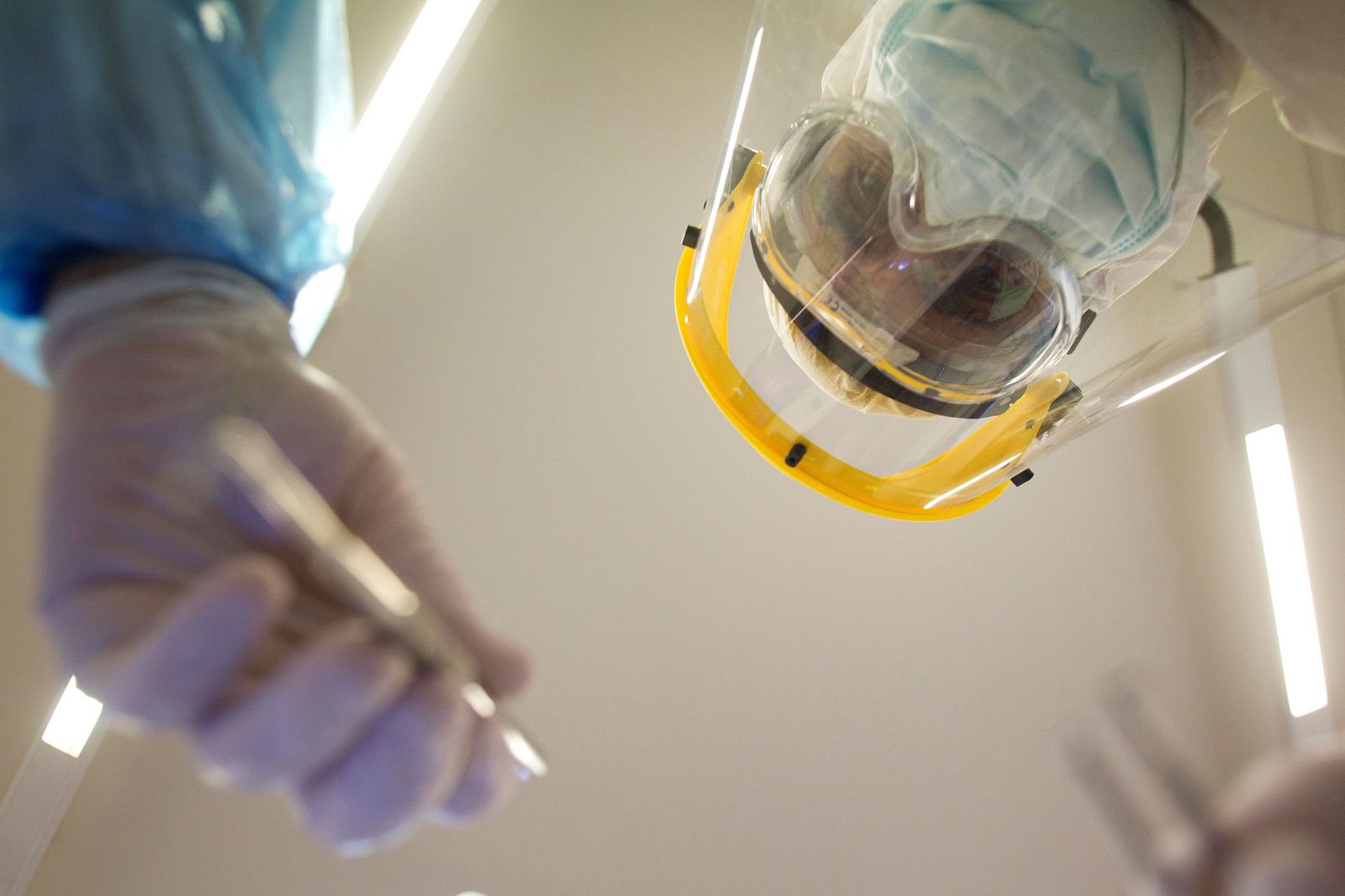 Un dentista un plena actividad.