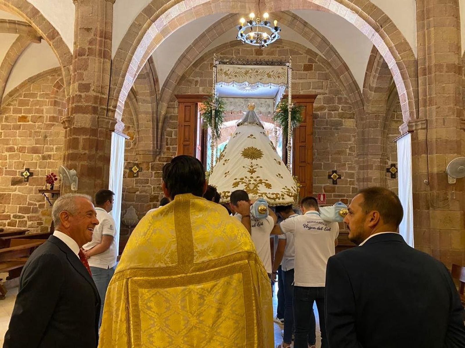 Las fotografías de la procesión de la Virgen del Sol por las calles de Adamuz
