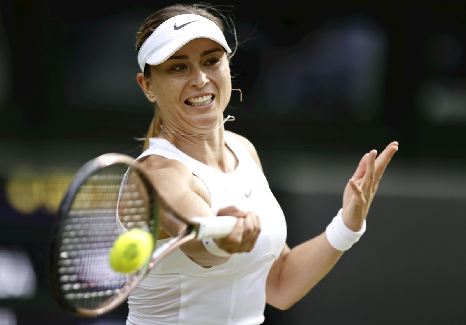 Badosa devuelve la pelota en el partido ante Halep