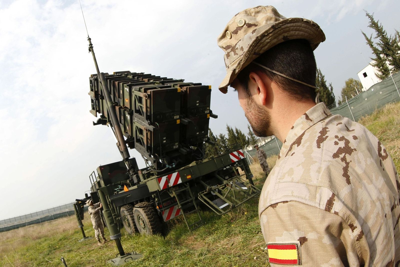 Un soldado español, ante una batería de misiles antiaéreos Patriot en Adana (Turquía).