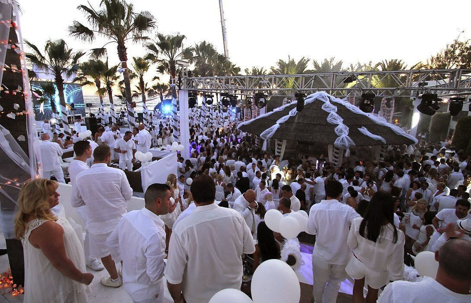 Una fiesta temática del club Nikki Beach de archivo.